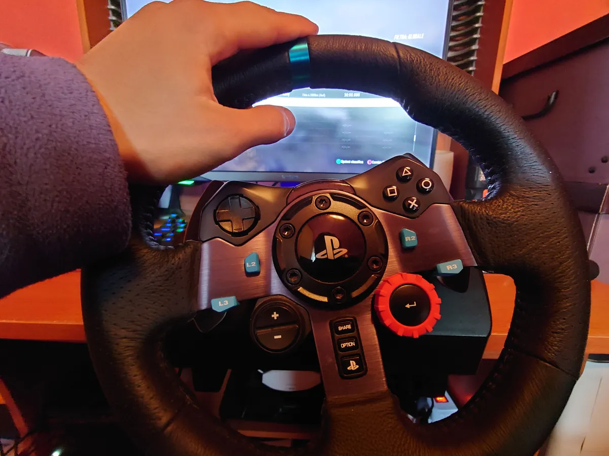 Recensione Recensione Logitech G29: volante cult per la guida virtuale