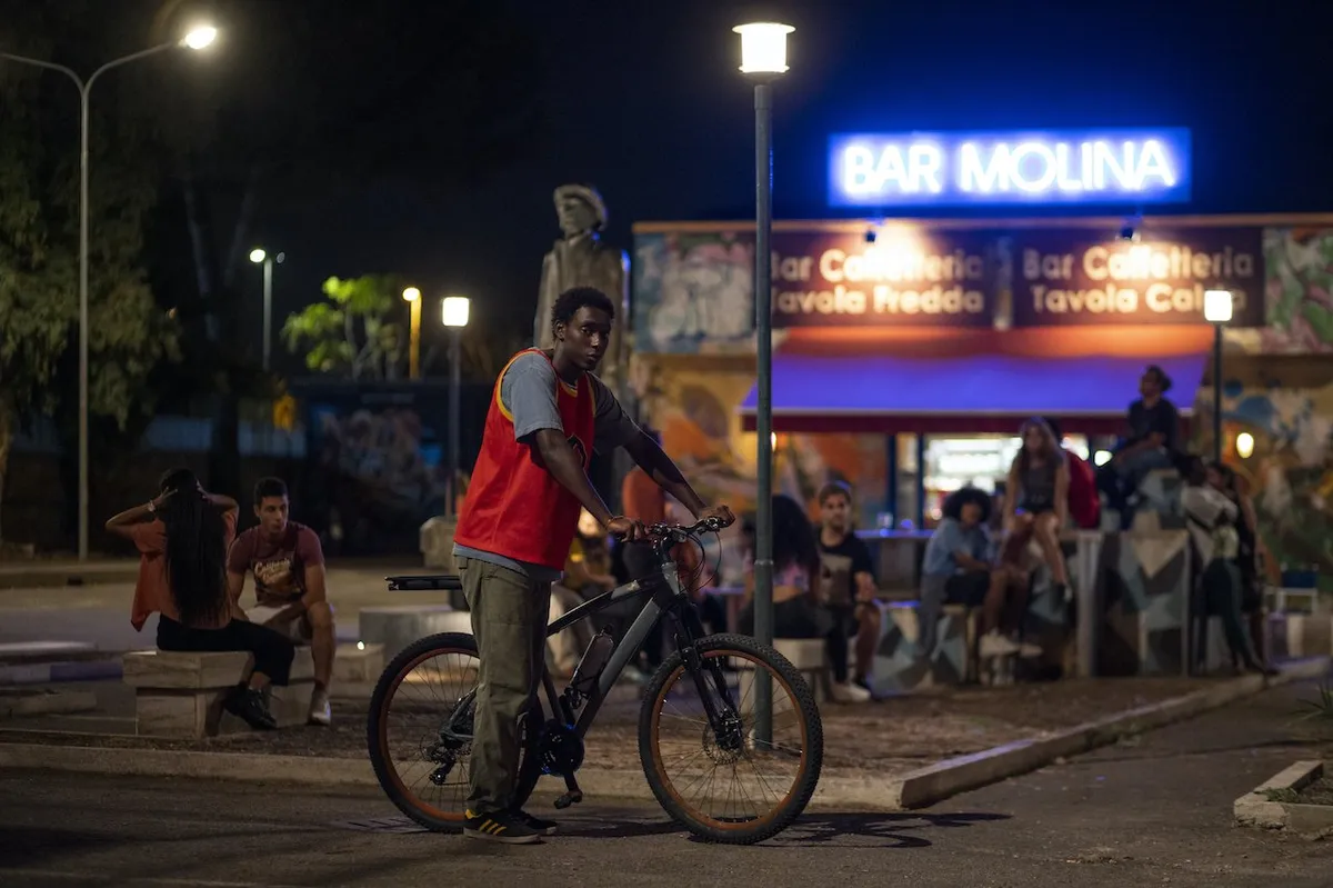 Recensione Recensione Zero Netflix: superpoteri e riscatto nel Barrio milanese