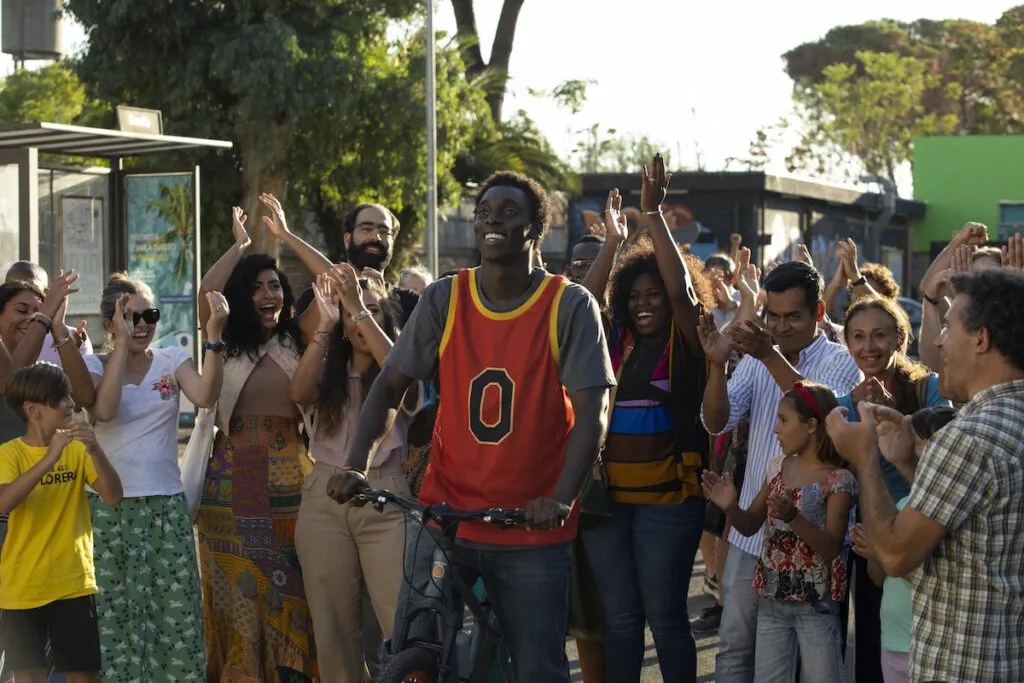 Recensione Recensione Zero Netflix: superpoteri e riscatto nel Barrio milanese