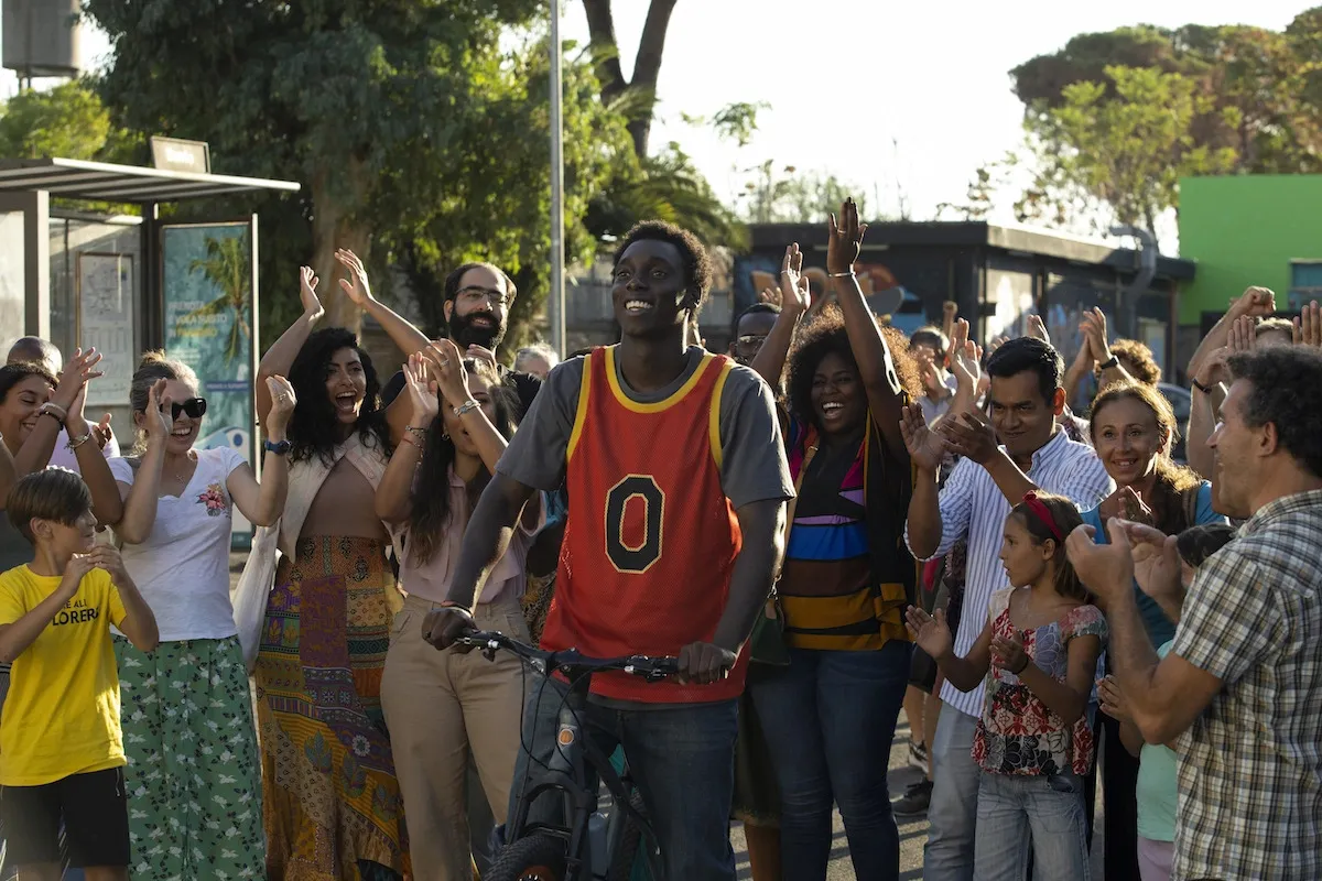 Recensione Recensione Zero Netflix: superpoteri e riscatto nel Barrio milanese