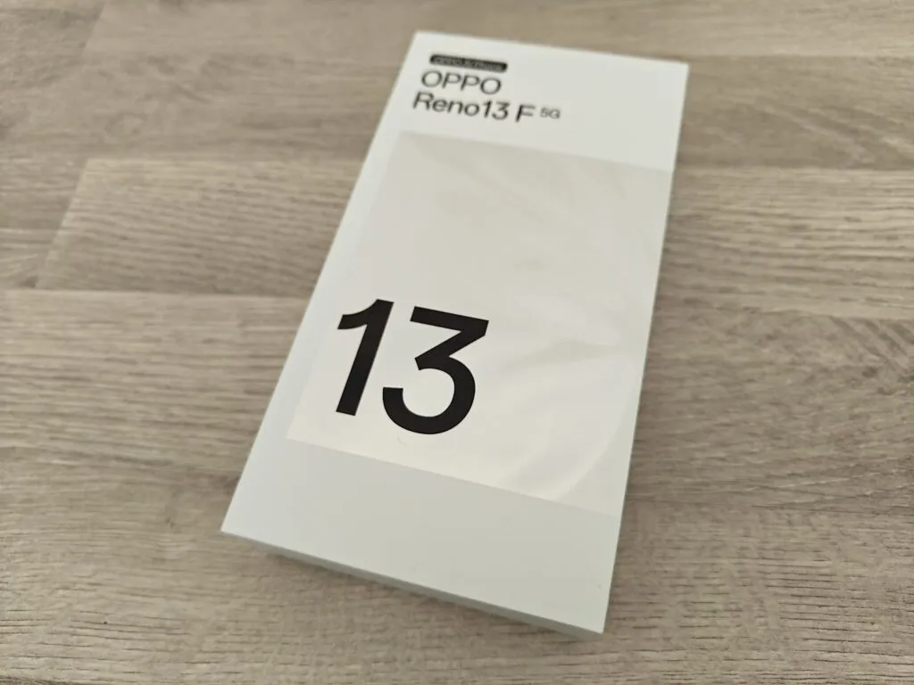 Recensione Recensione OPPO Reno13 F 5G: Design Elegante, Certificazione IP69 e Super Batteria