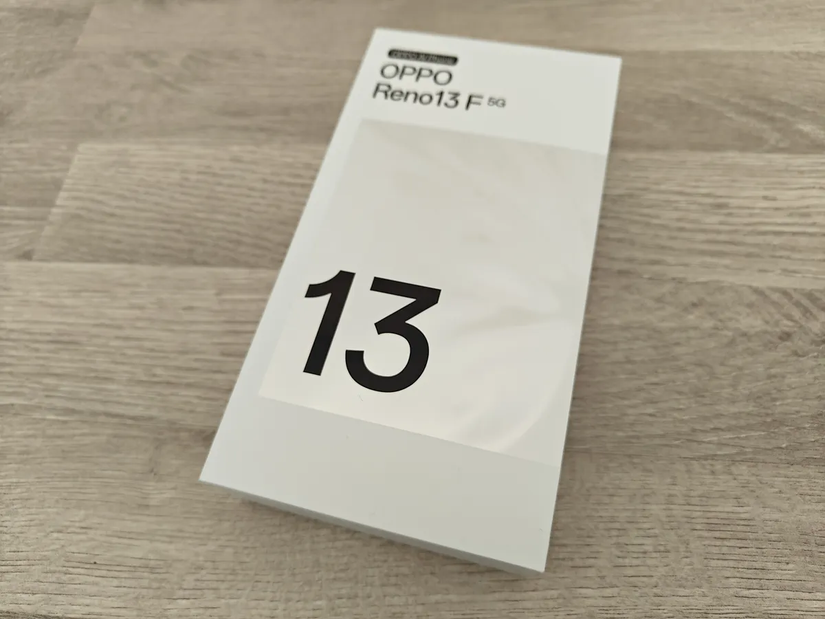 Recensione Recensione OPPO Reno13 F 5G: Design Elegante, Certificazione IP69 e Super Batteria