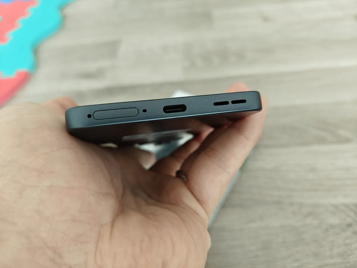Recensione Recensione OPPO Reno13 F 5G: Design Elegante, Certificazione IP69 e Super Batteria
