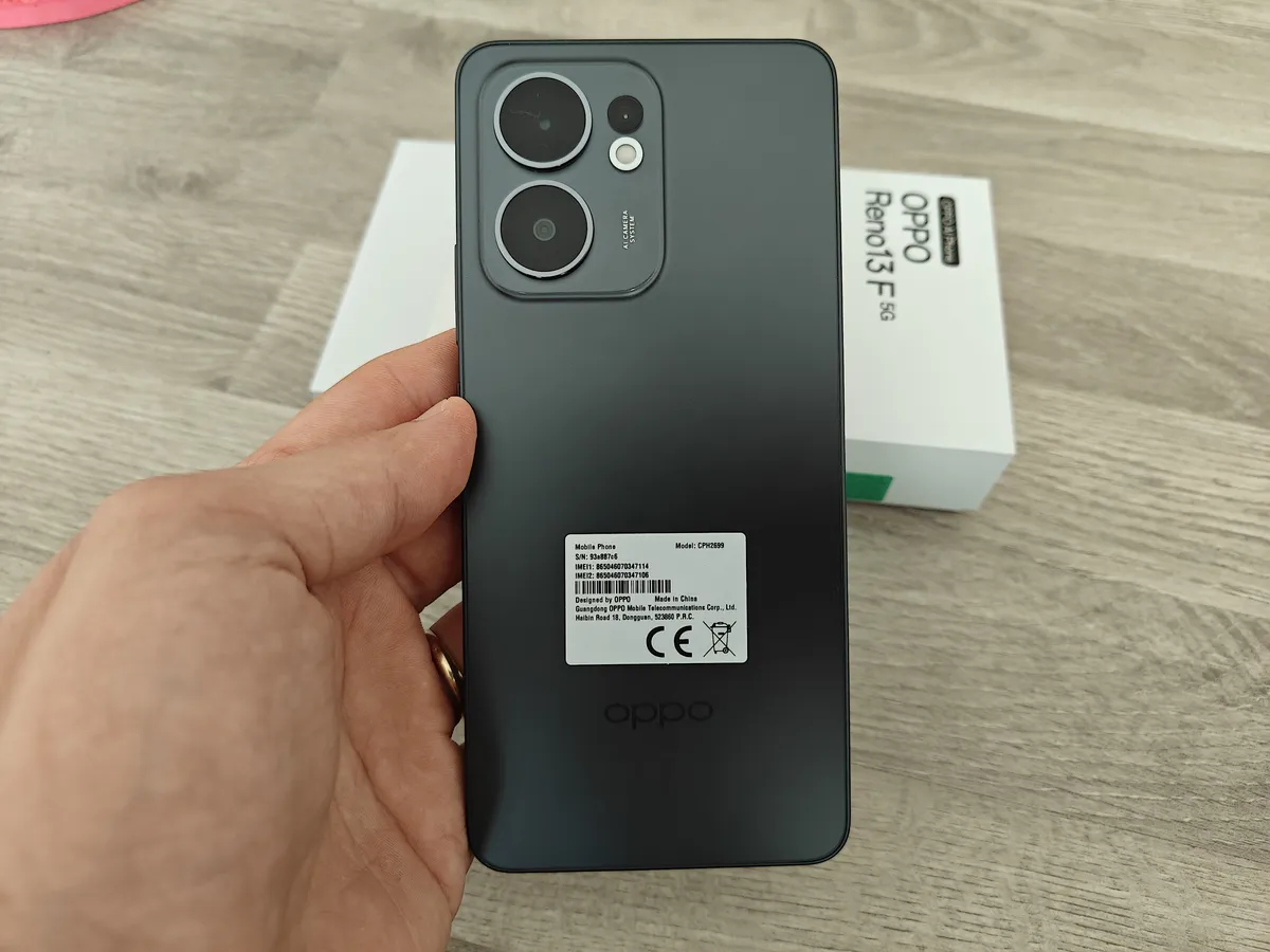 Recensione Recensione OPPO Reno13 F 5G: Design Elegante, Certificazione IP69 e Super Batteria