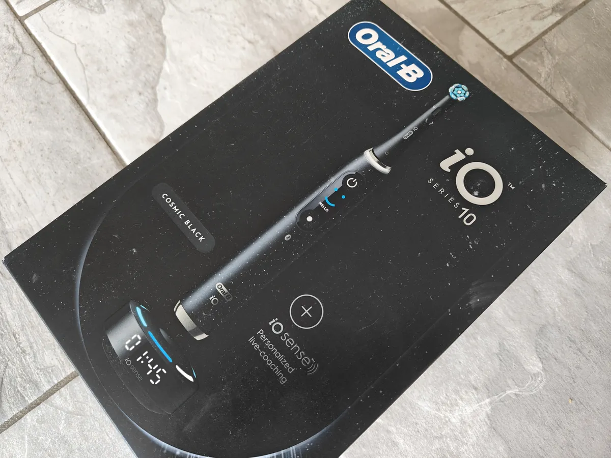 Recensione Recensione Oral-B iO 10: lo spazzolino smart con base iO Sense