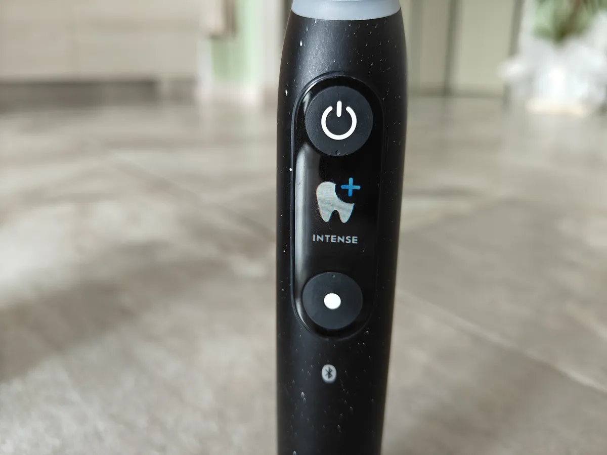 Recensione Recensione Oral-B iO 10: lo spazzolino smart con base iO Sense