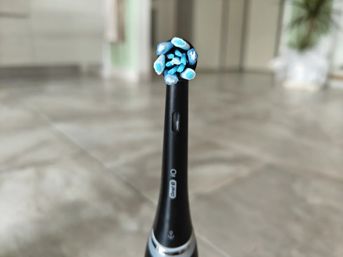 Recensione Recensione Oral-B iO 10: lo spazzolino smart con base iO Sense
