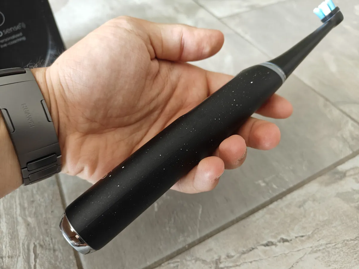 Recensione Recensione Oral-B iO 10: lo spazzolino smart con base iO Sense