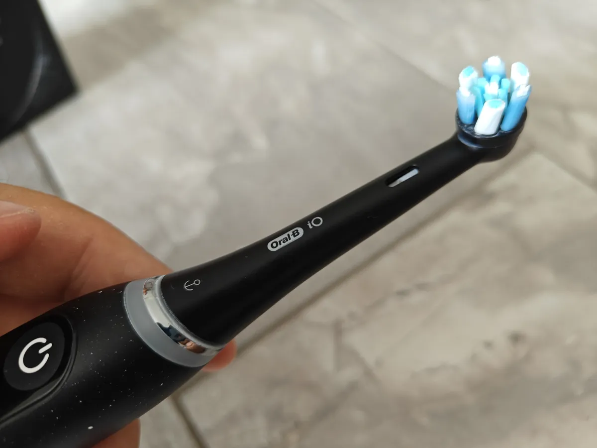 Recensione Recensione Oral-B iO 10: lo spazzolino smart con base iO Sense