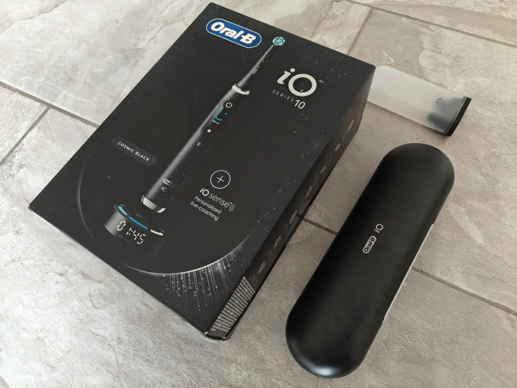 Recensione Recensione Oral-B iO 10: lo spazzolino smart con base iO Sense