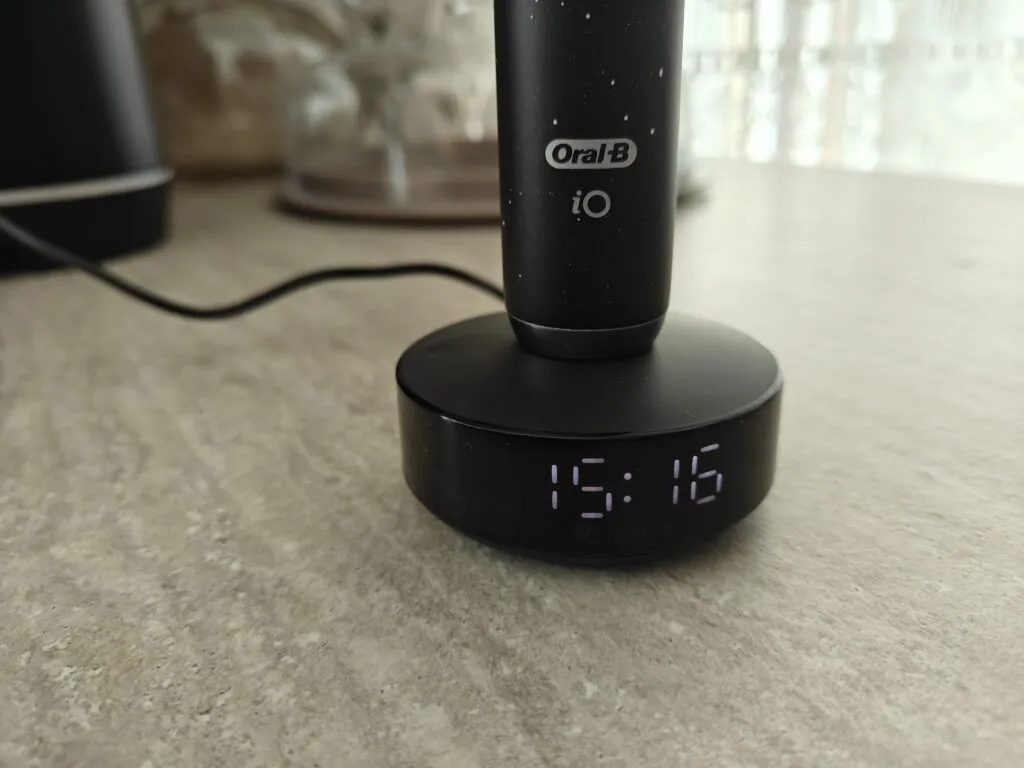 Recensione Recensione Oral-B iO 10: lo spazzolino smart con base iO Sense