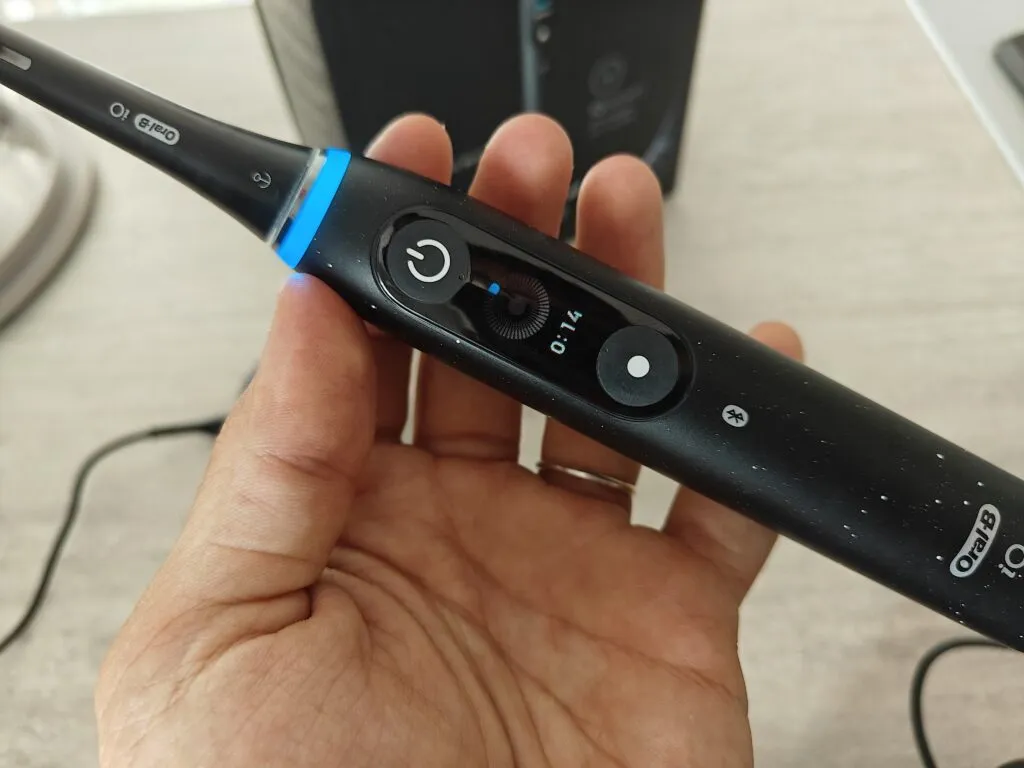 Recensione Recensione Oral-B iO 10: lo spazzolino smart con base iO Sense
