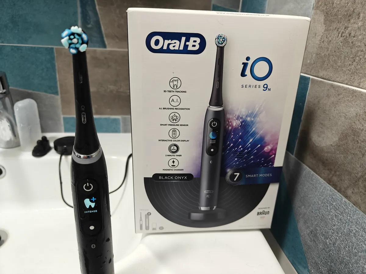 Recensione Recensione Oral-B iO 9: lo spazzolino smart quasi perfetto