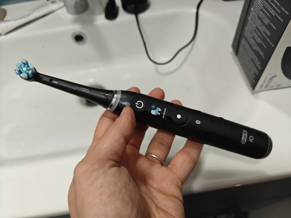 Recensione Recensione Oral-B iO 9: lo spazzolino smart quasi perfetto