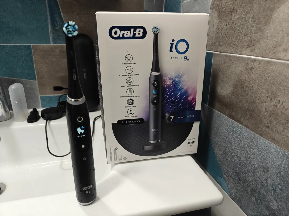 Recensione Recensione Oral-B iO 9: lo spazzolino smart quasi perfetto