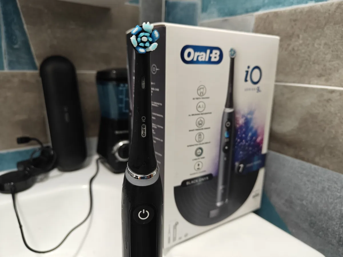 Recensione Recensione Oral-B iO 9: lo spazzolino smart quasi perfetto
