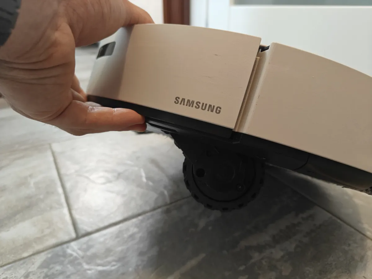 Recensione Recensione Samsung Jet Bot Combo AI: Vapore e AI per la Pulizia