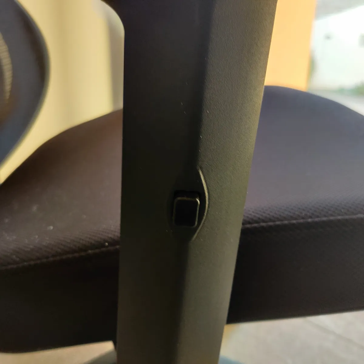 Recensione Recensione Sharkoon OfficePal C10: sedia ergonomica per l'ufficio