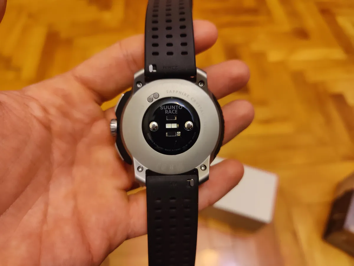 Recensione Recensione Suunto Race: lo sportwatch con AMOLED e titanio
