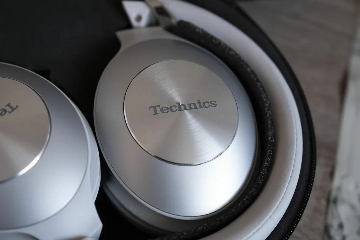 Technics EAH-F70N: cuffie a padiglione ideali per viaggiatori