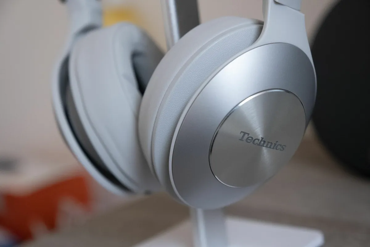 Recensione Technics EAH-F70N: cuffie a padiglione ideali per viaggiatori