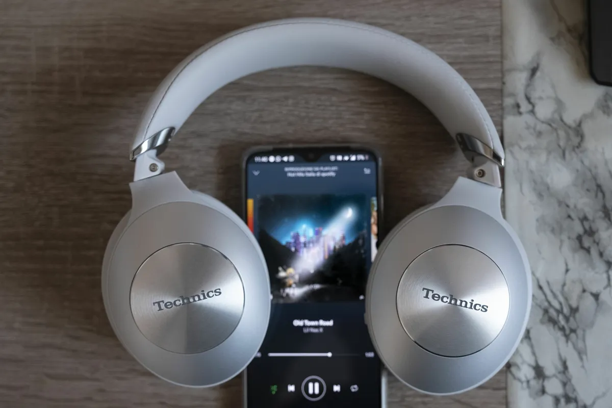 Recensione Technics EAH-F70N: cuffie a padiglione ideali per viaggiatori