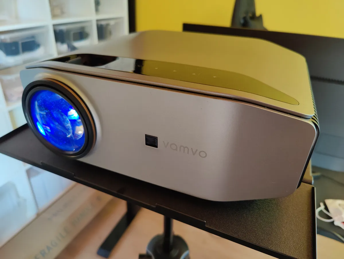 Recensione Recensione Vamvo L6200: il proiettore Full HD per il cinema in casa