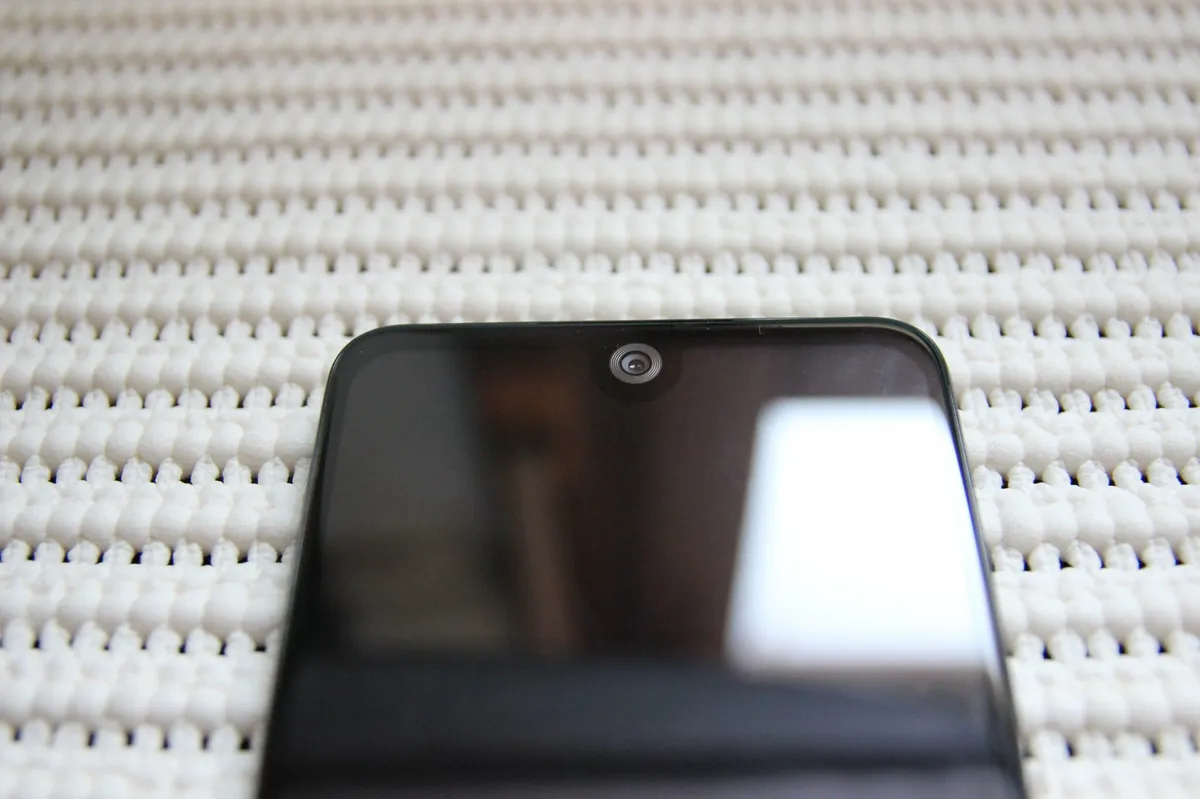 Recensione Wiko View2: un entry-level dal design accattivante