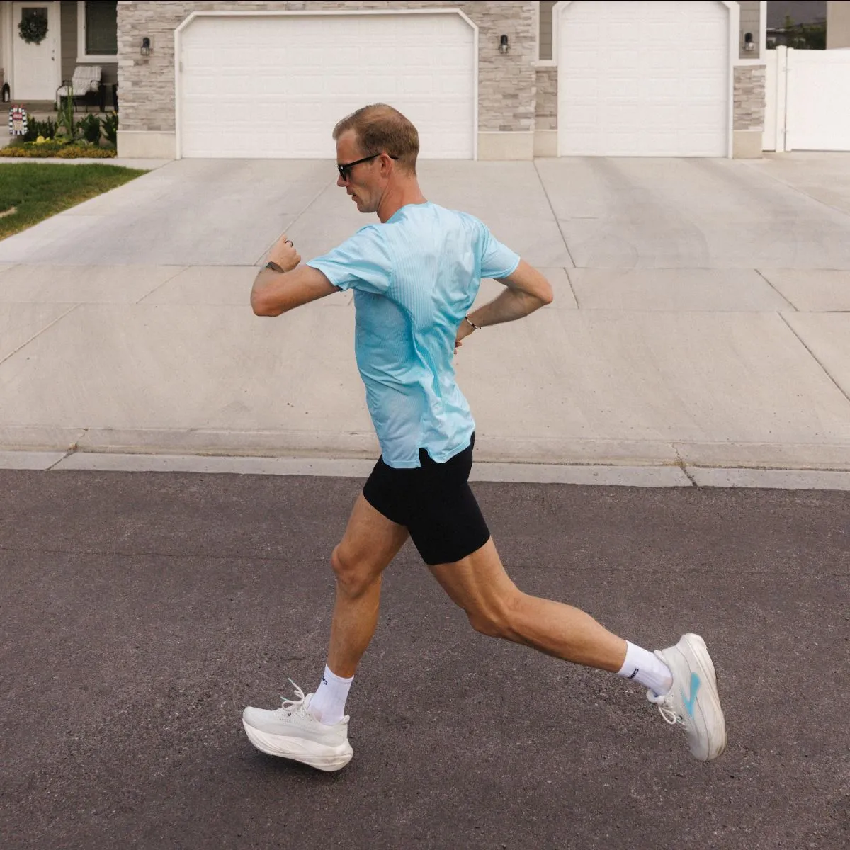 Suunto Run 2: 35 g, AMOLED 2.000 nit e Smart HR Belt 2