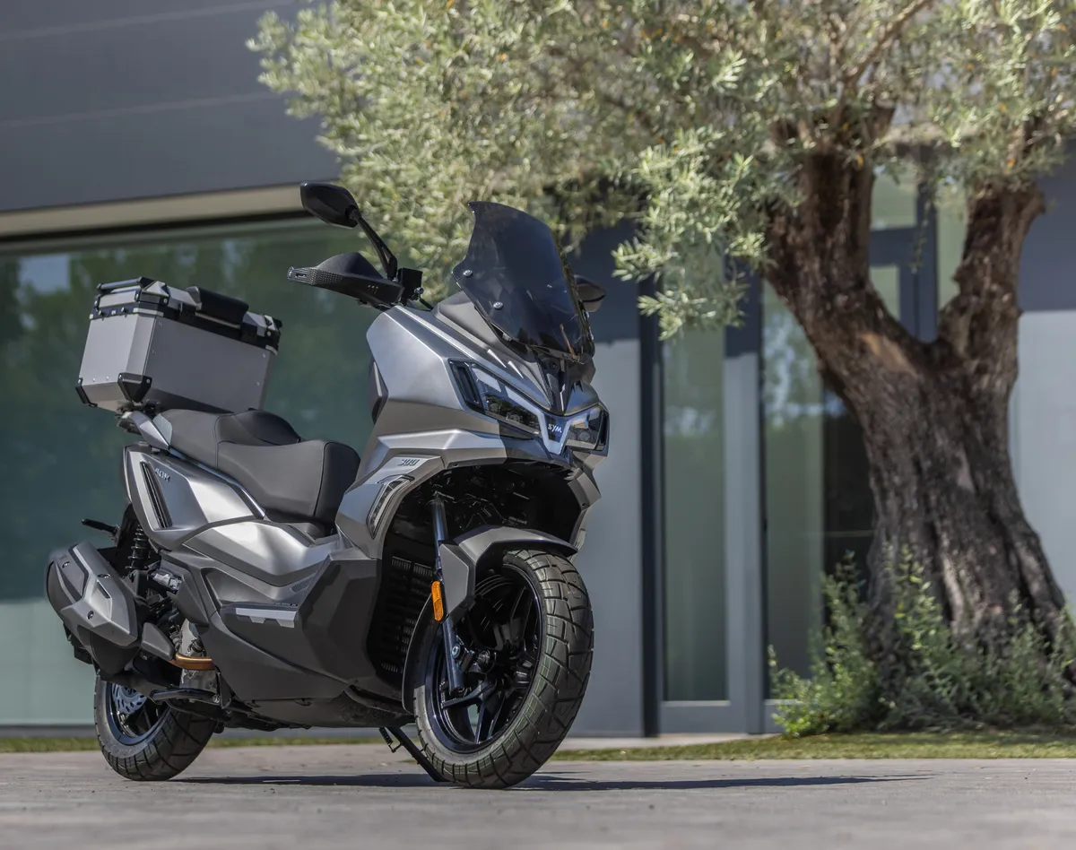 SYM ADX 300 MY26: Un Crossover Avanzato con Dotazioni Premium