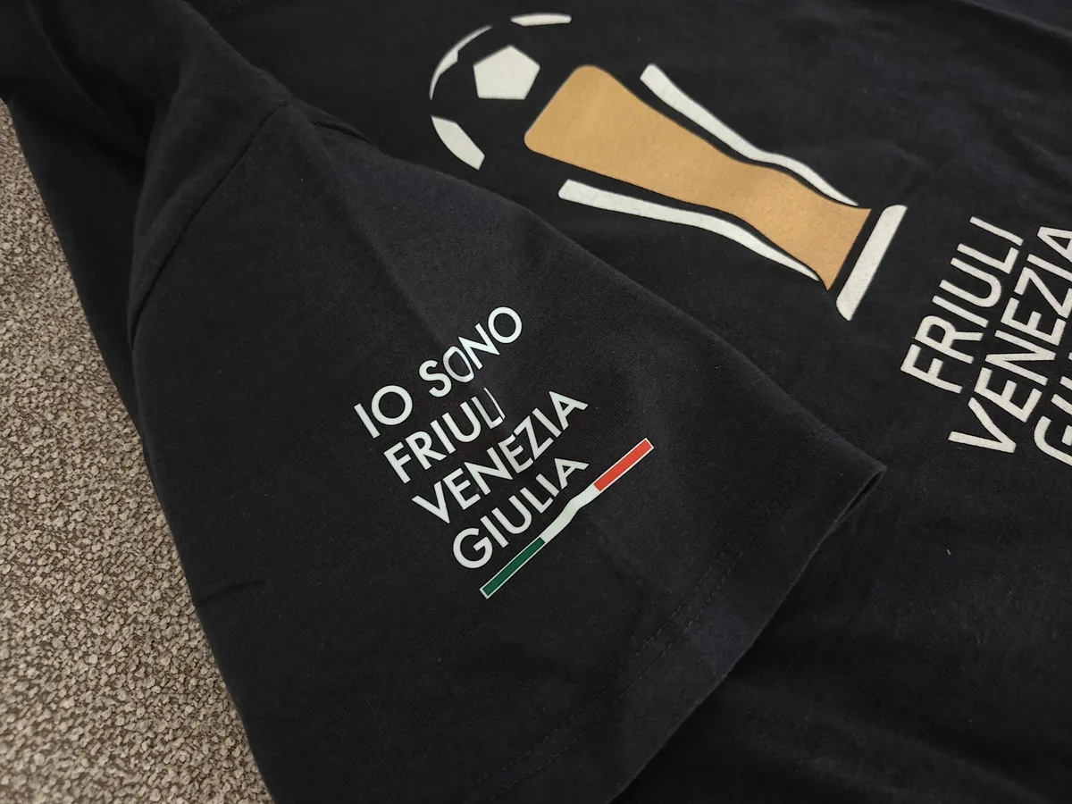 T-shirt ufficiale Friuli Venezia Giulia Cup 2026: blu e sostenibile