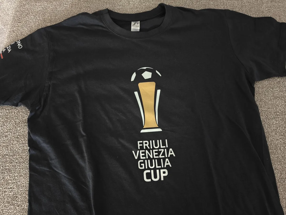 T-shirt ufficiale Friuli Venezia Giulia Cup 2026: blu e sostenibile