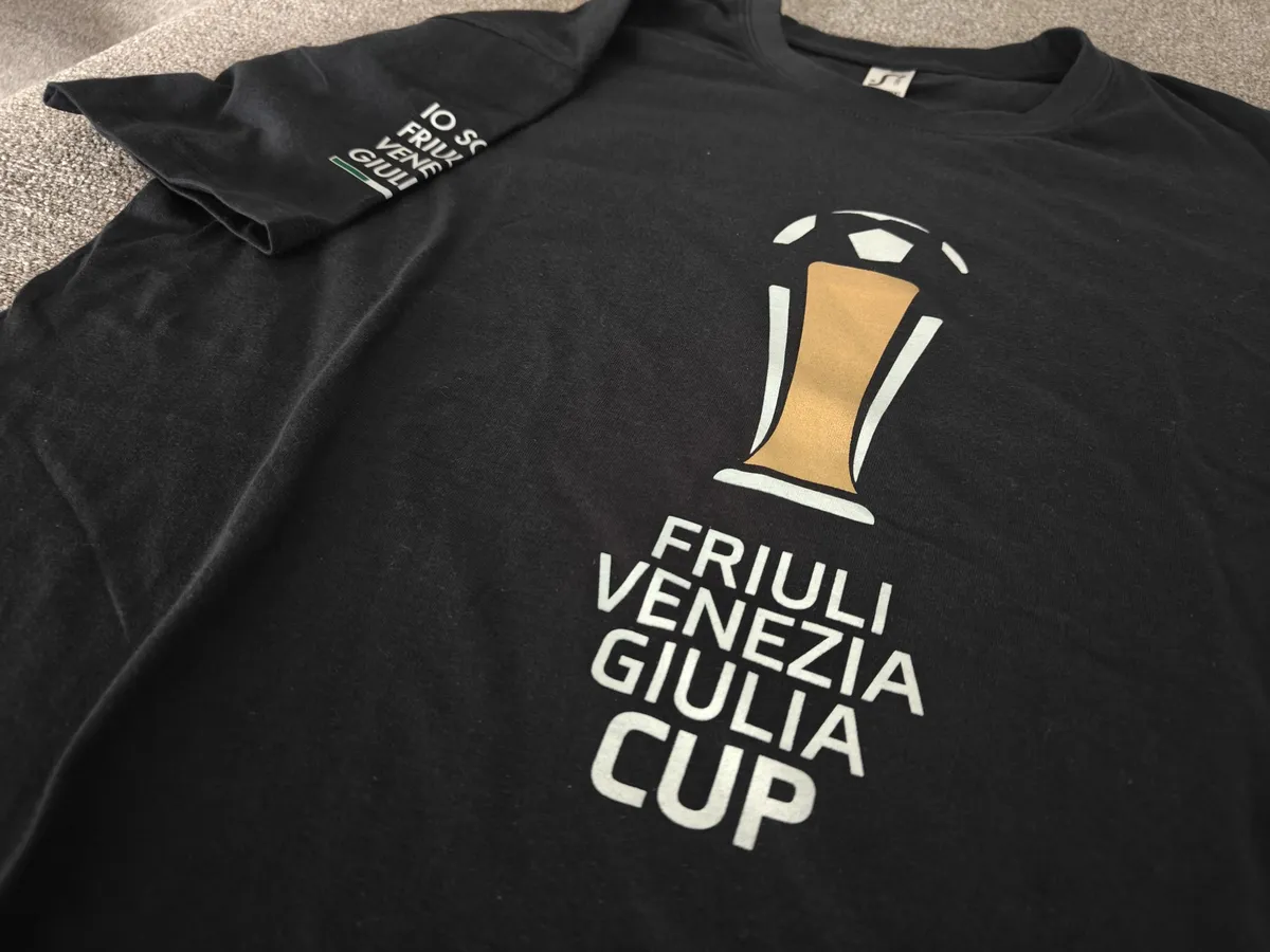 T-shirt ufficiale Friuli Venezia Giulia Cup 2026: blu e sostenibile