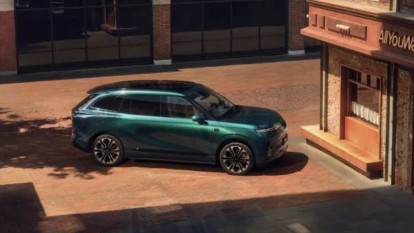 XPENG G9L: debutta a Parigi il nuovo SUV luxury e Physical AI