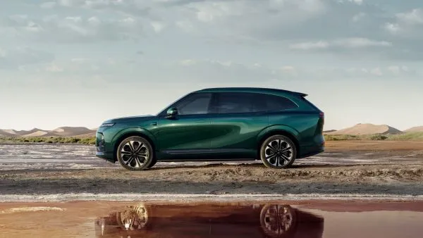 XPENG G9L: debutta a Parigi il nuovo SUV luxury e Physical AI